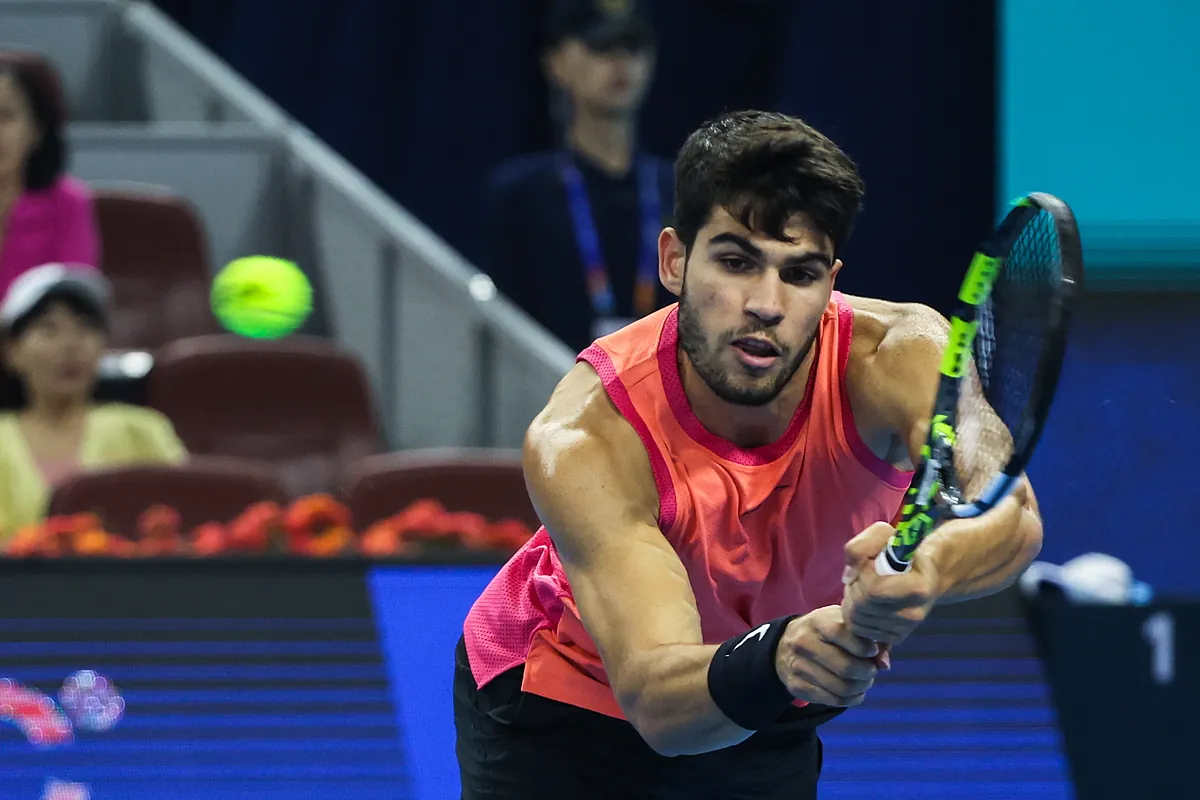 Alcaraz vence en menos de una hora y se cita con Khachanov en cuartos de Pekín