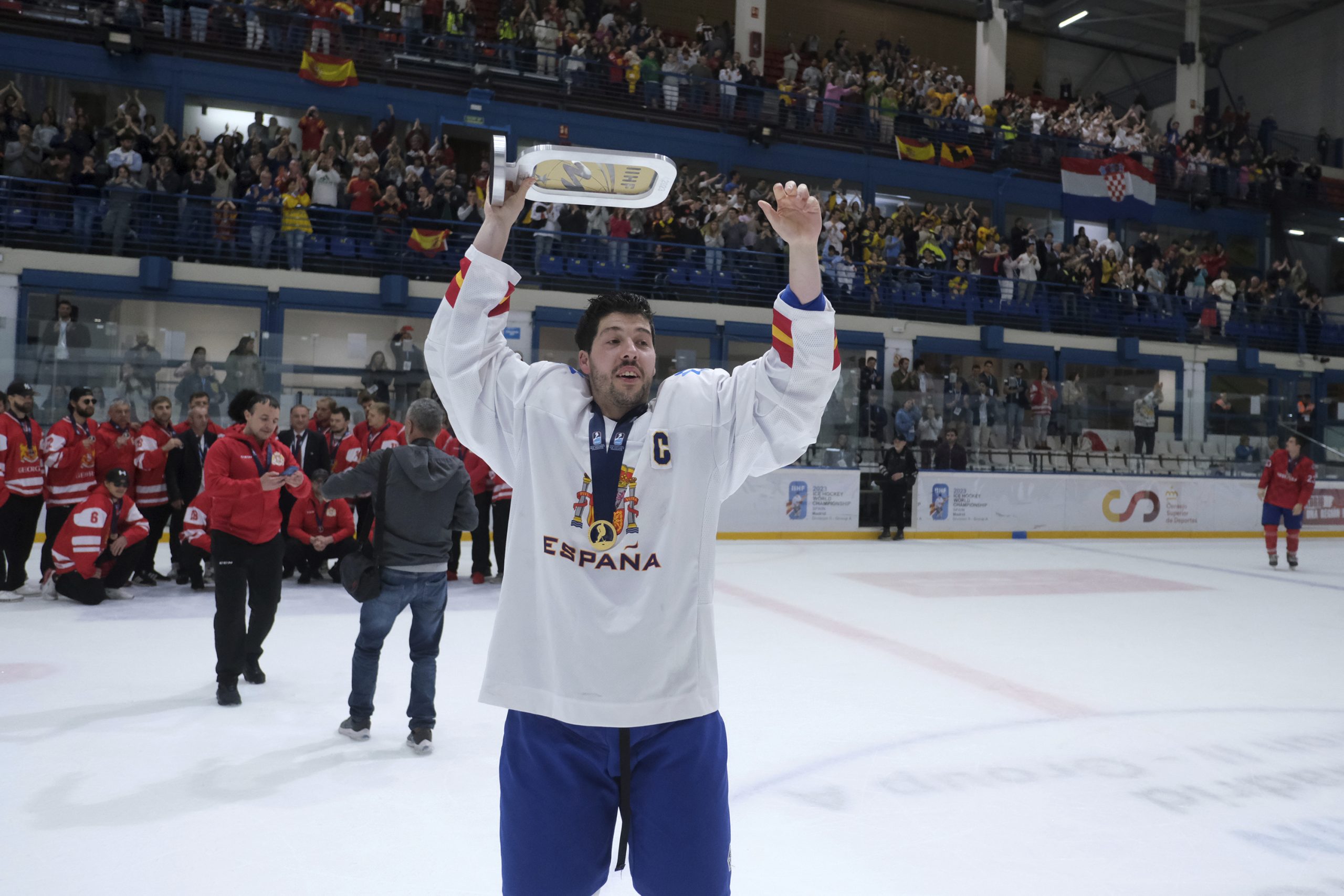 Alejandro Carbonell, el referente del hockey hielo en España pese a aquel maldito pastillazo: "Perdí cuatro dientes, me operaron de urgencia..."