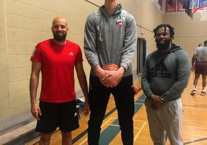 Baloncesto 'Space Jam', los gigantes que vienen: Un canadiense de 2,36 metros (18 años) y una china de 2,20 (17 años)