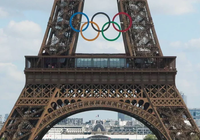 Dejar los anillos olímpicos en la torre Eiffel: ¿atentado al patrimonio o idea innovadora?