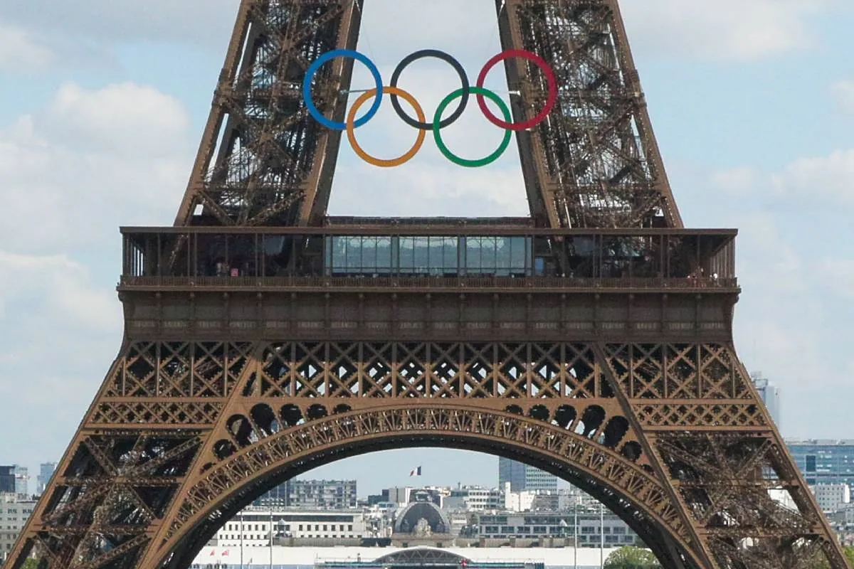 Dejar los anillos olímpicos en la torre Eiffel: ¿atentado al patrimonio o idea innovadora?