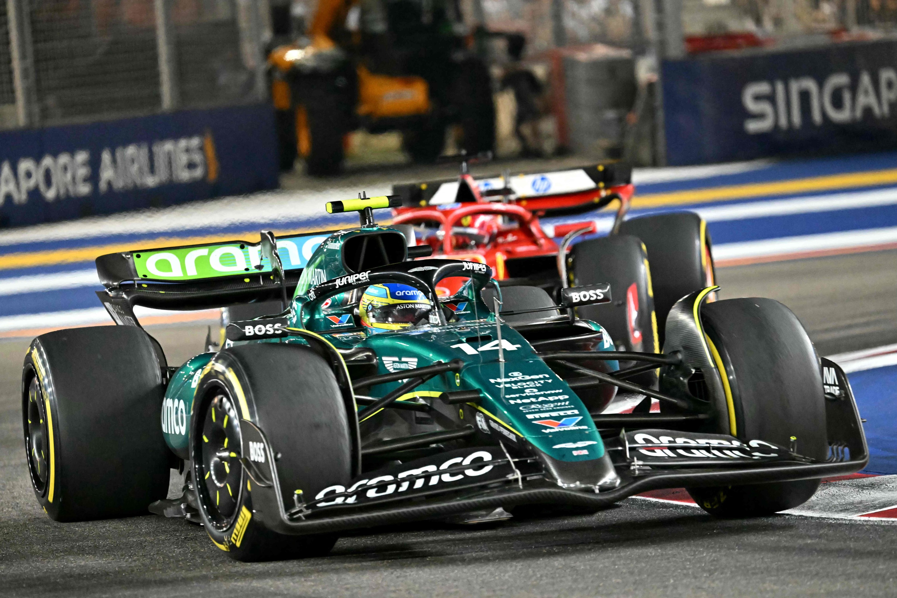 Alonso, por delante de Leclerc en Marina Bay.