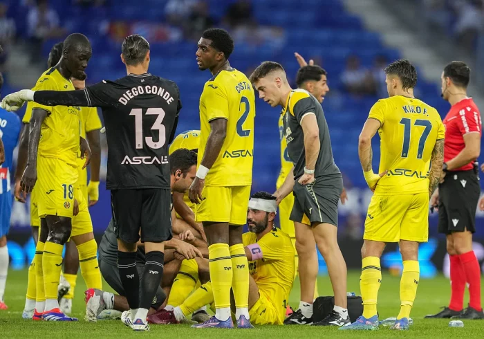 El árbitro del Espanyol - Villarreal, golpeado por un objeto lanzado desde la grada