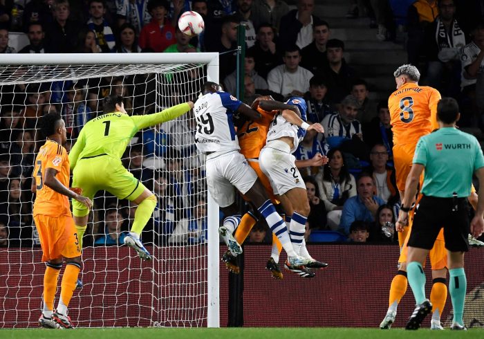 El Madrid resuelve de penalti ante una Real sin suerte con los palos