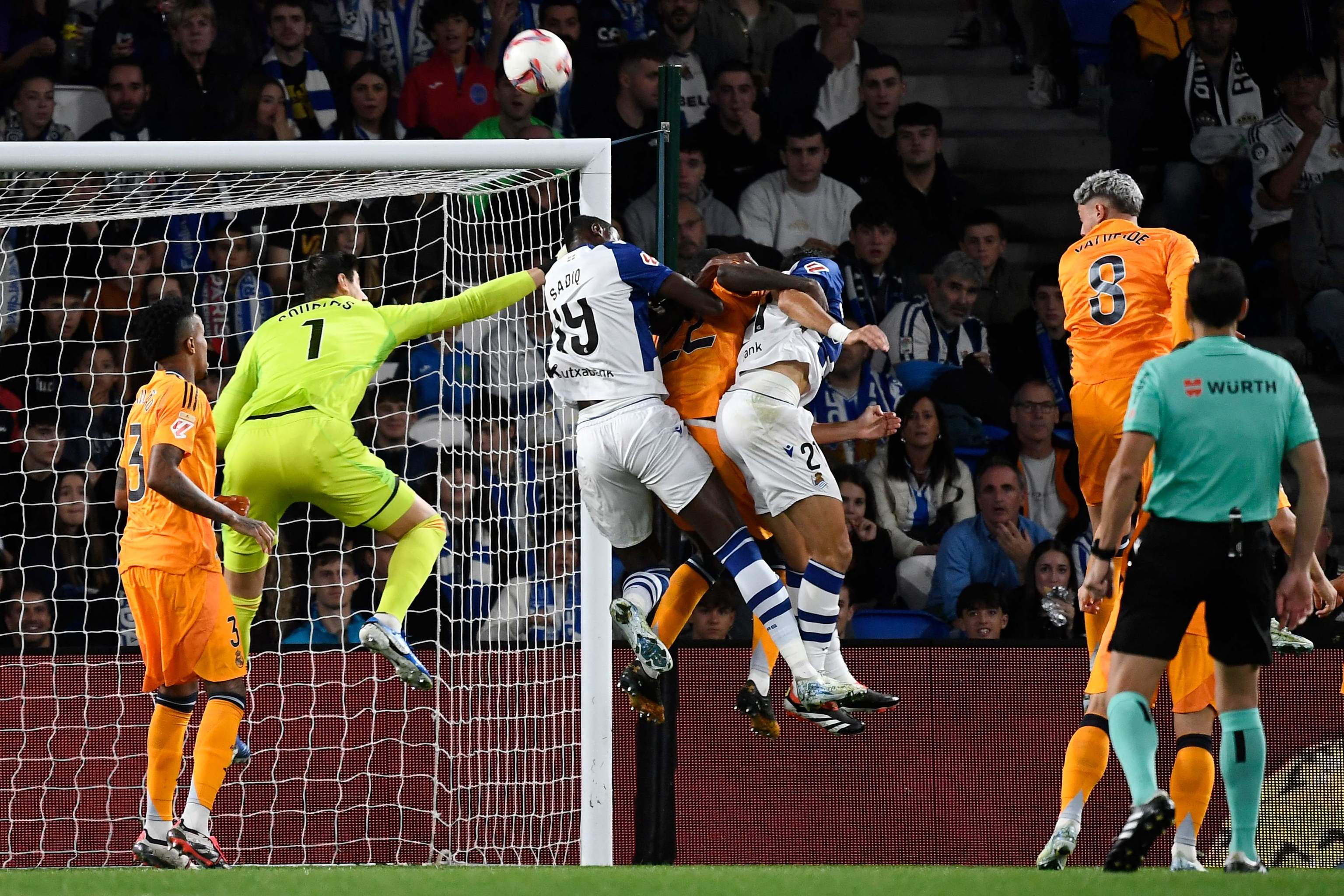 Courtois intenta despejar un balón ante Sadiq.