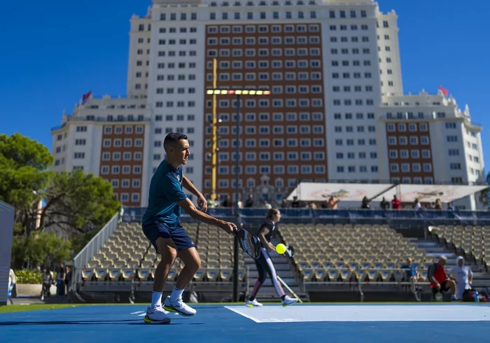 El pickleball, deporte de moda en Estados Unidos, aterriza en Madrid: un híbrido de tenis y pádel en la Plaza de España