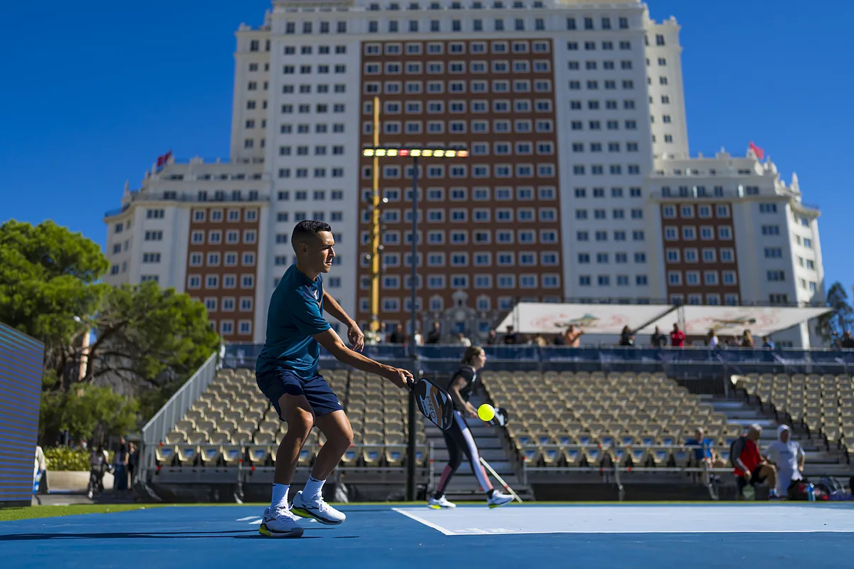 El pickleball, deporte de moda en Estados Unidos, aterriza en Madrid: un híbrido de tenis y pádel en la Plaza de España