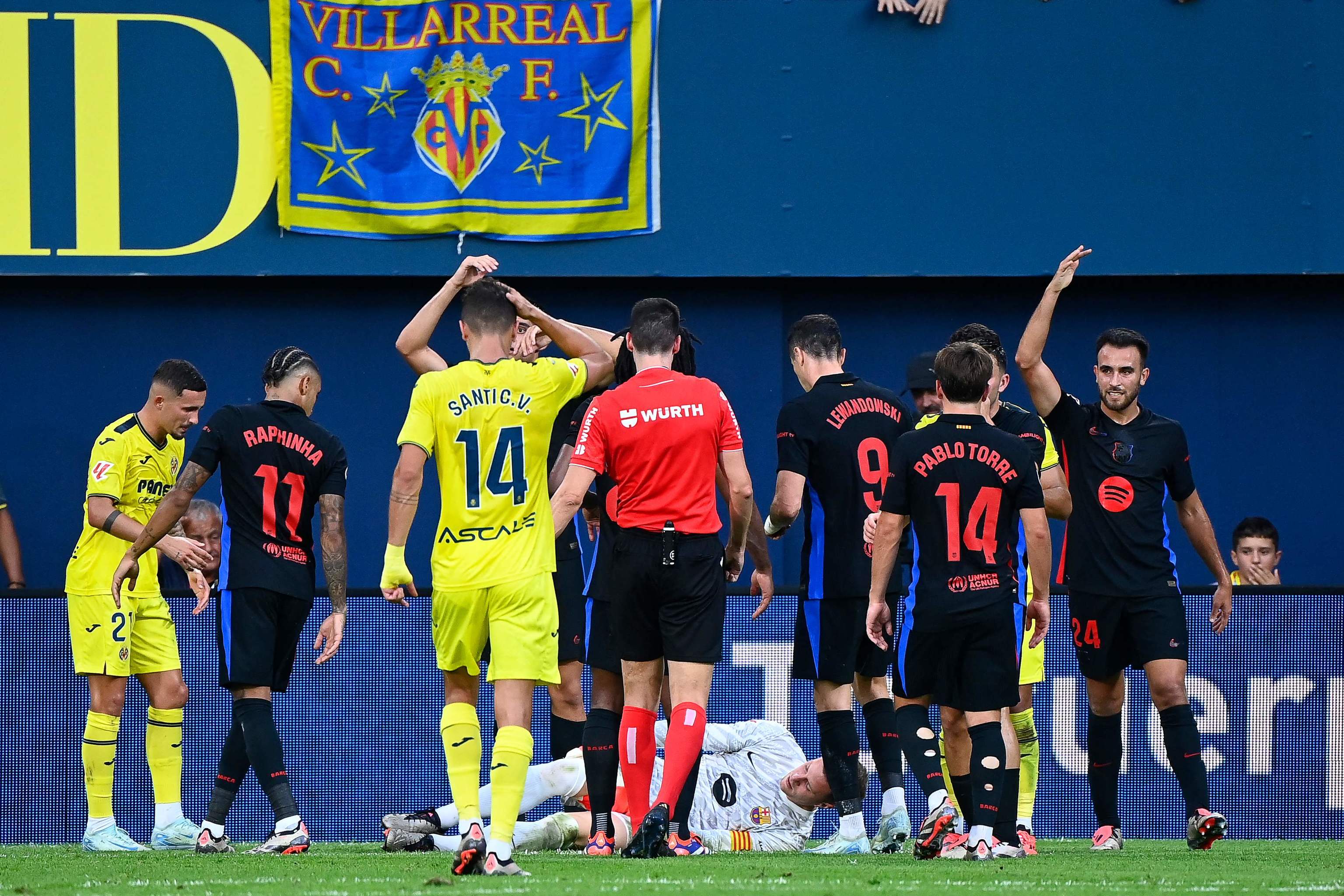 Los jugadores del Barcelona piden que entre la asistencia médica por la lesión de Ter Stegen