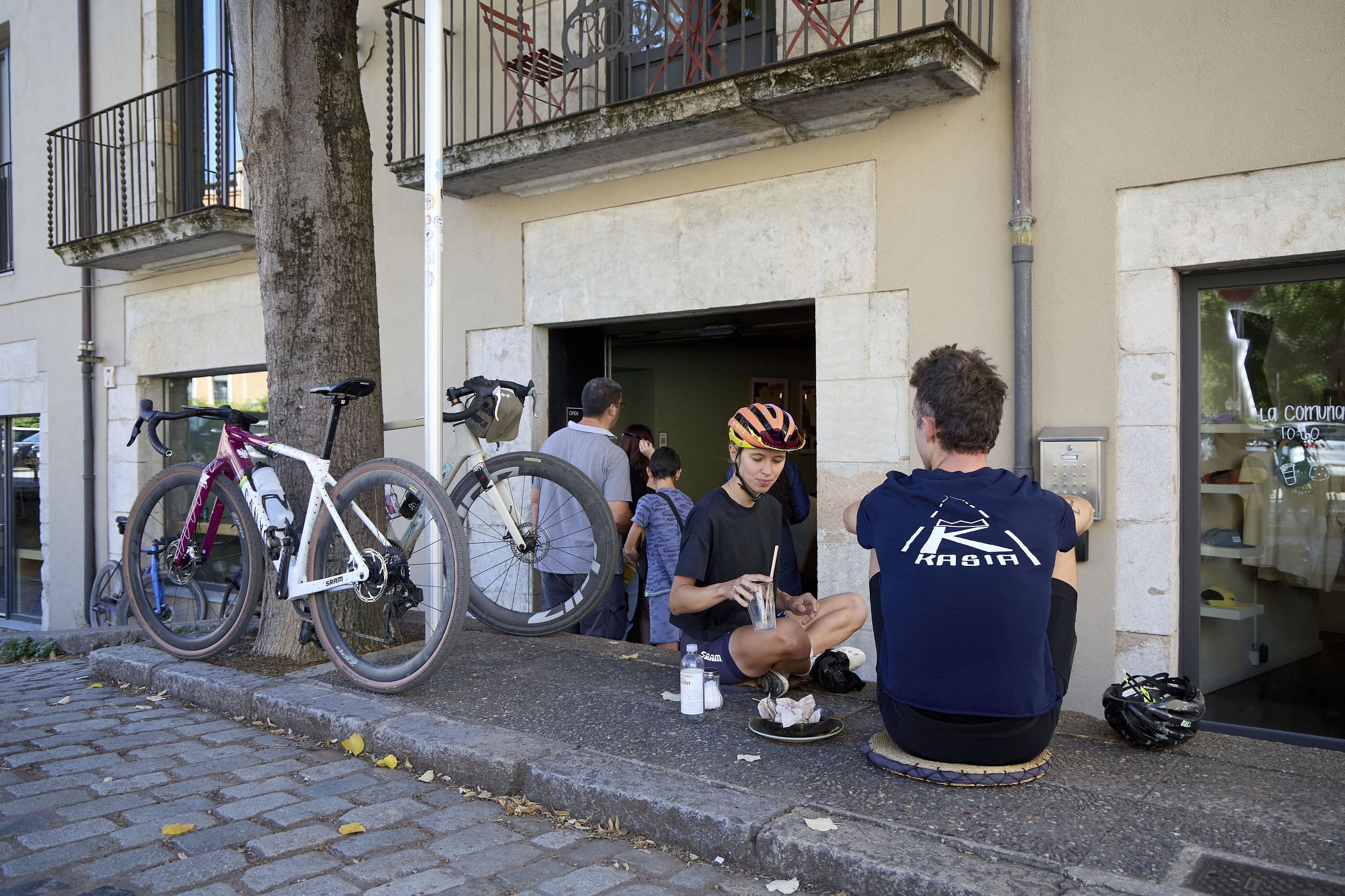 Ciclistas en la cafetería La Comuna, de Girona.