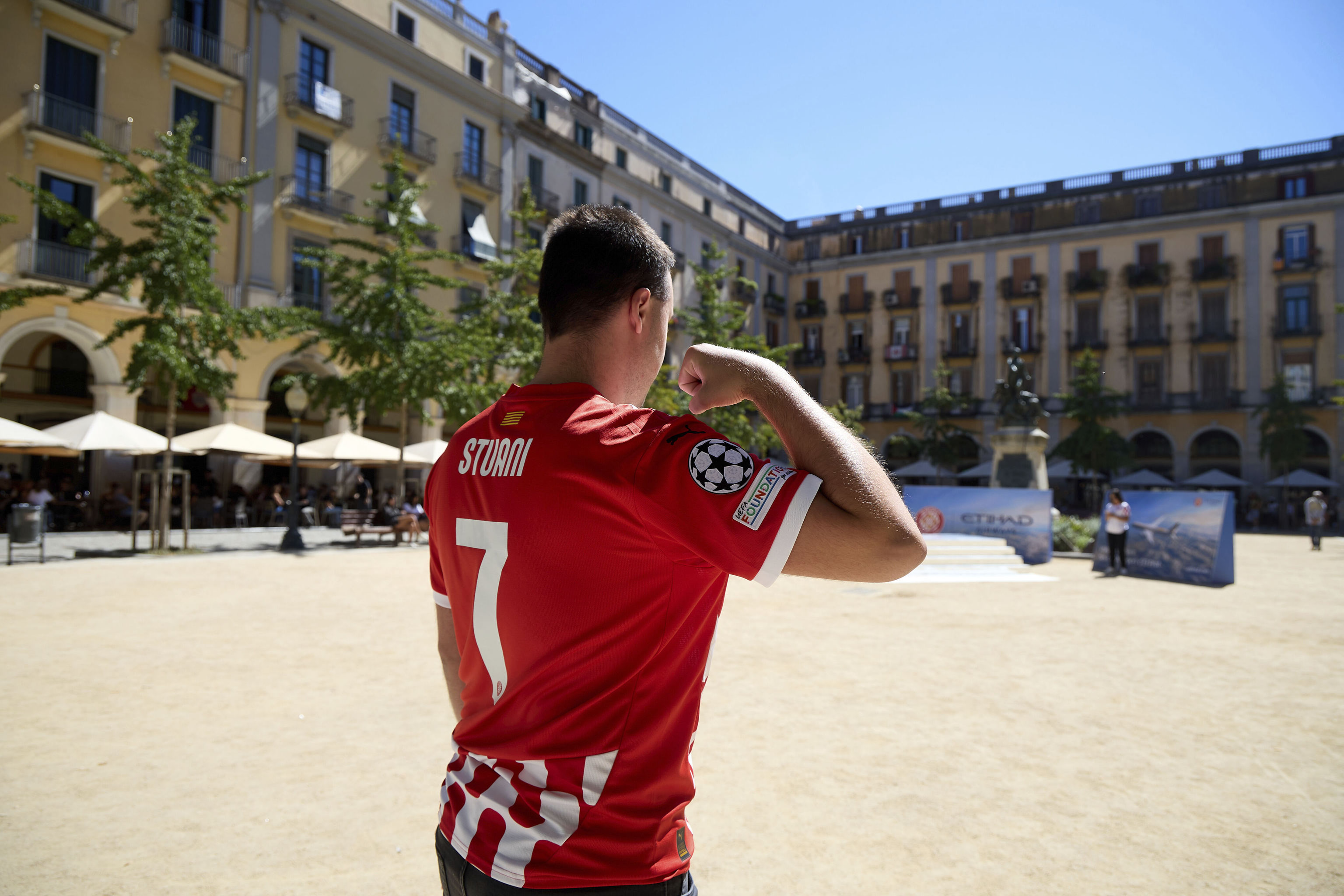 Un joven posa en la Plaça de la Independència, de Girona