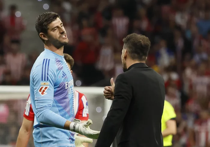 La noche más difícil de Courtois: cánticos de los ultras, una frase a Simeone y tres semanas de baja