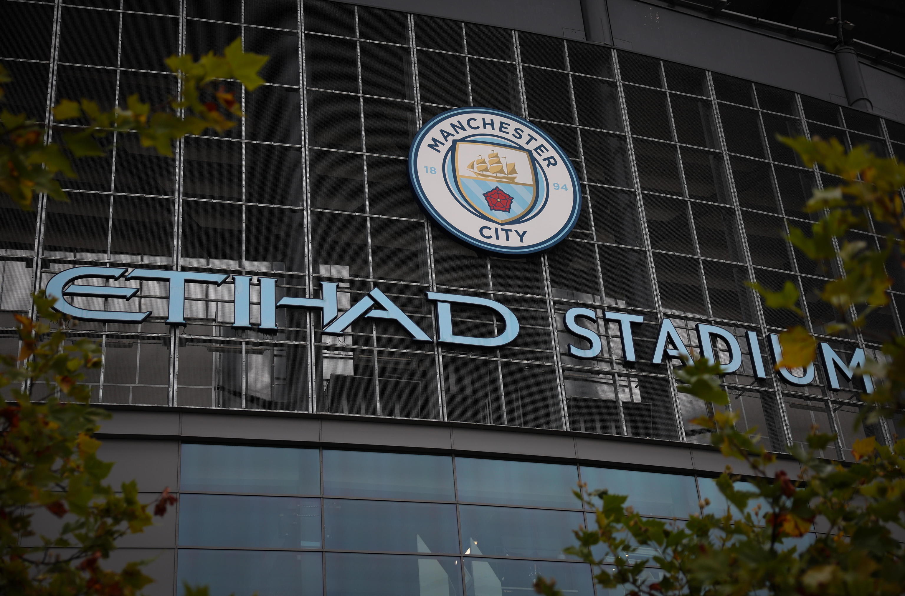 El escudo del City, en el Etihad Stadium.