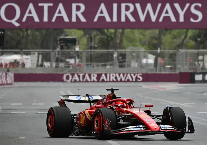 Leclerc aprovecha la inercia de la victoria y logra la 'pole' en Bakú tras el batacazo de Norris y con Sainz tercero