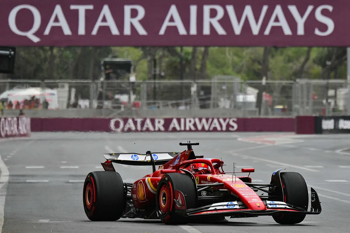 Leclerc aprovecha la inercia de la victoria y logra la 'pole' en Bakú tras el batacazo de Norris y con Sainz tercero