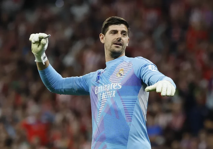 Los ultras lanzan objetos a Courtois y detienen el derbi durante 15 minutos