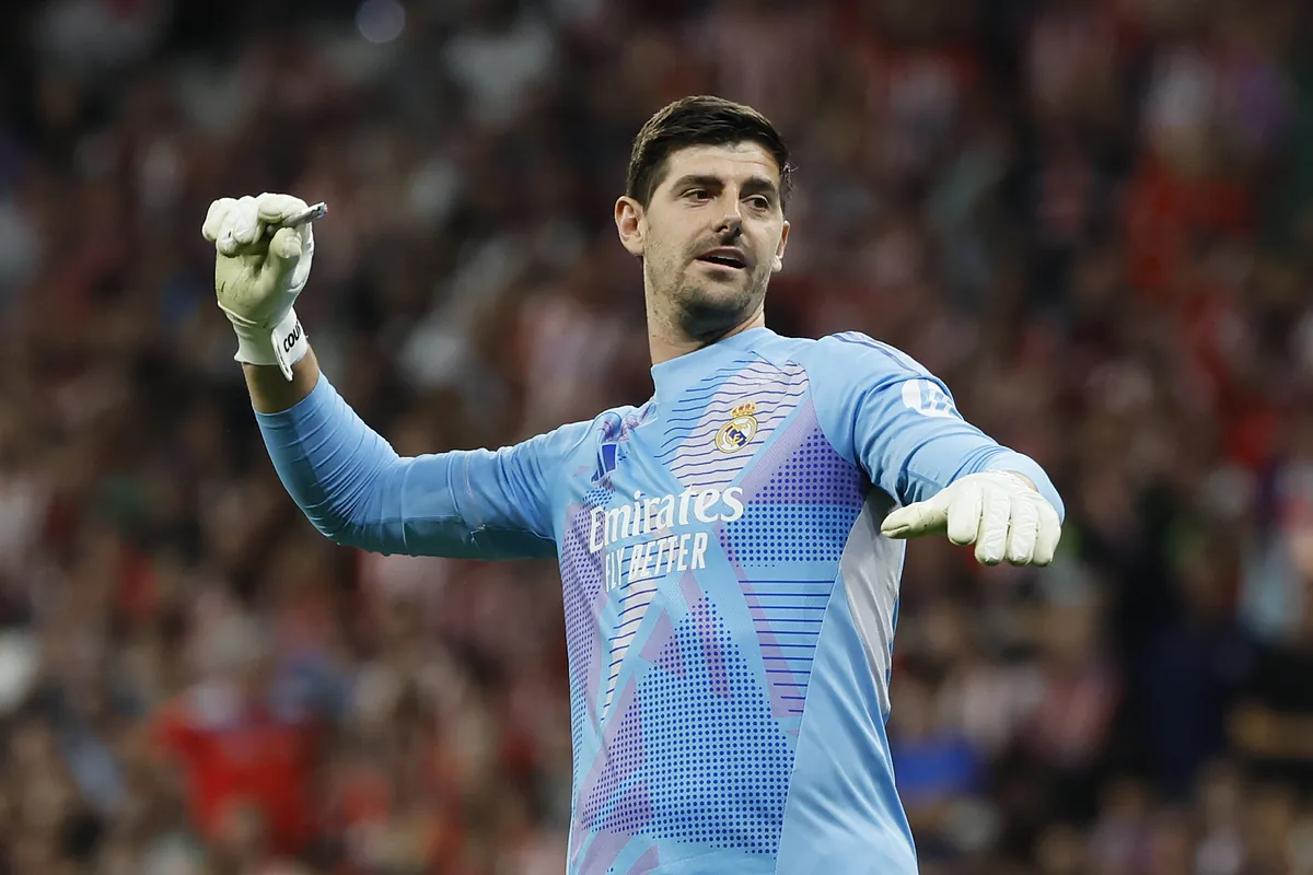 Los ultras lanzan objetos a Courtois y detienen el derbi durante 15 minutos