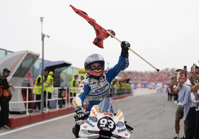 Marc Márquez logra una victoria caída del cielo