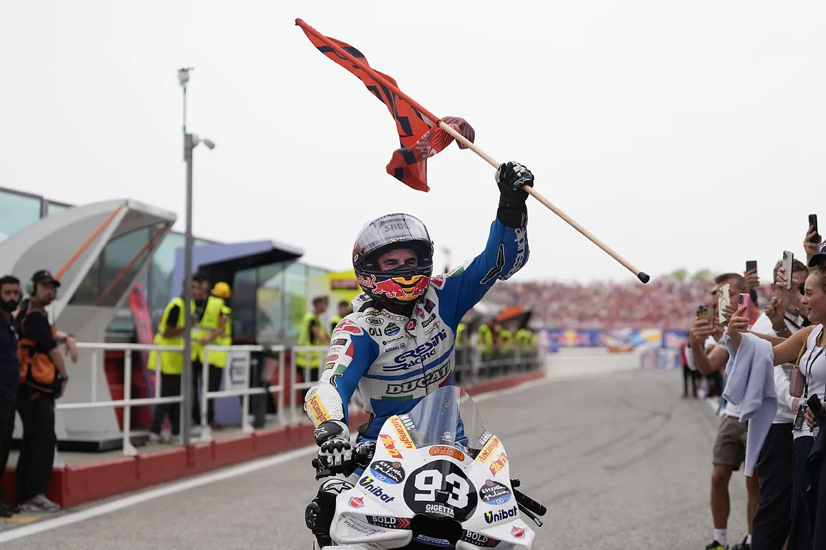 Marc Márquez logra una victoria caída del cielo