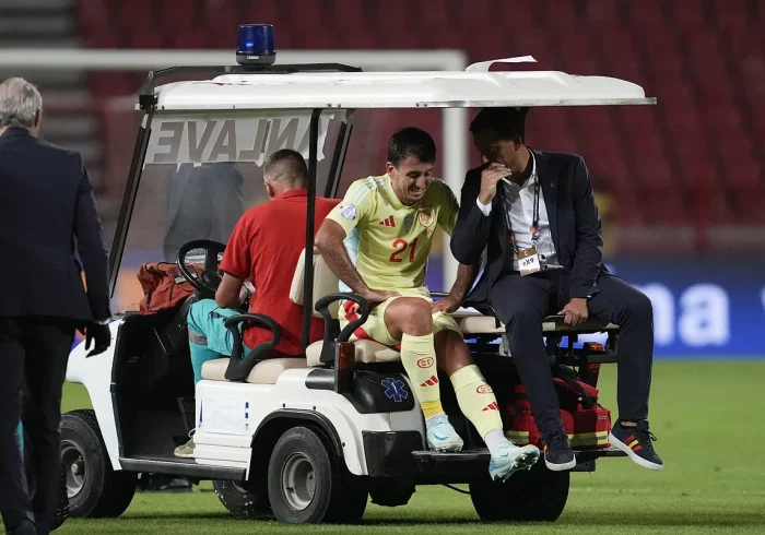 Mikel Oyarzabal abandona la concentración de España por un esguince en su tobillo izquierdo