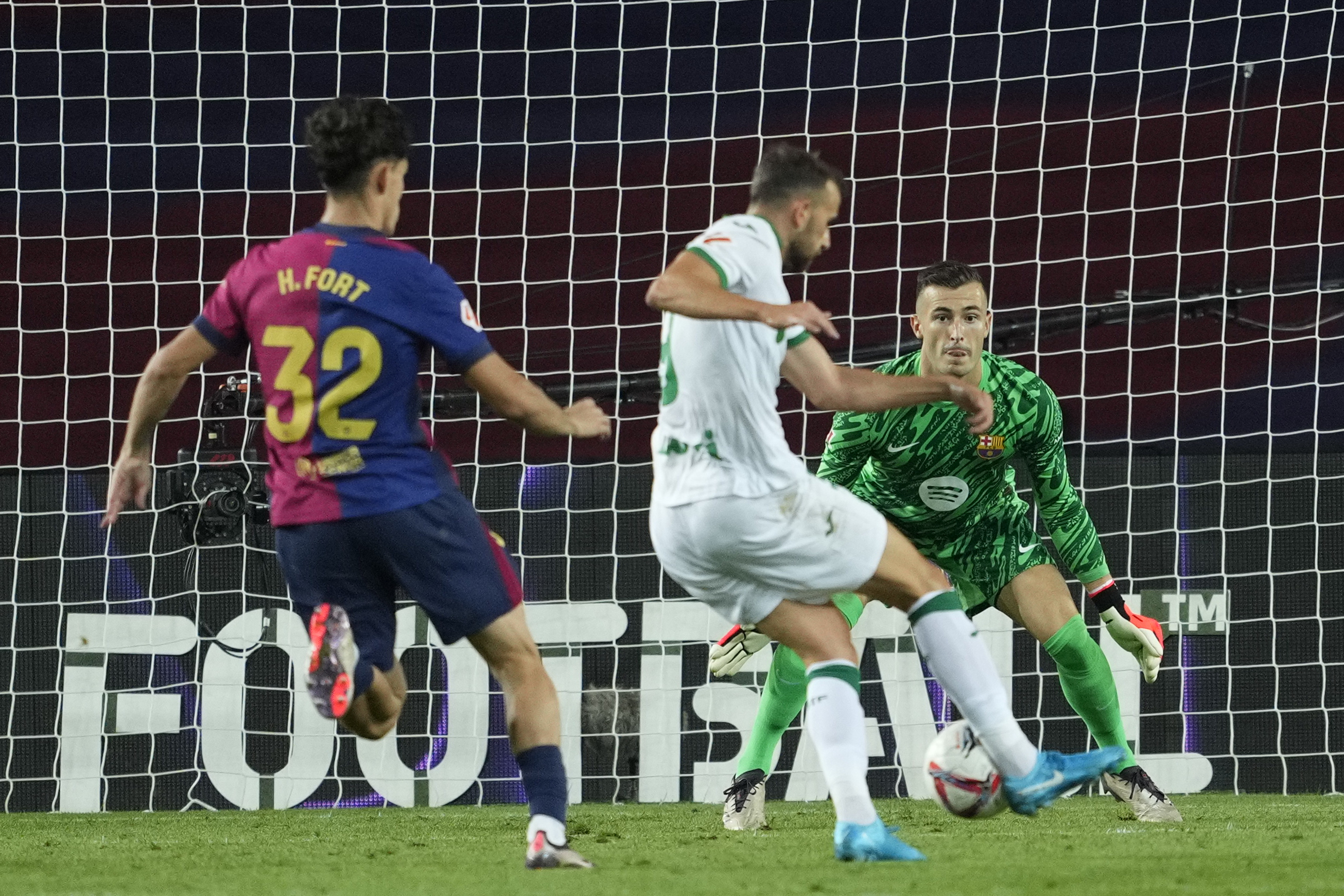 Borja Mayoral falla la última ocasión del partido.