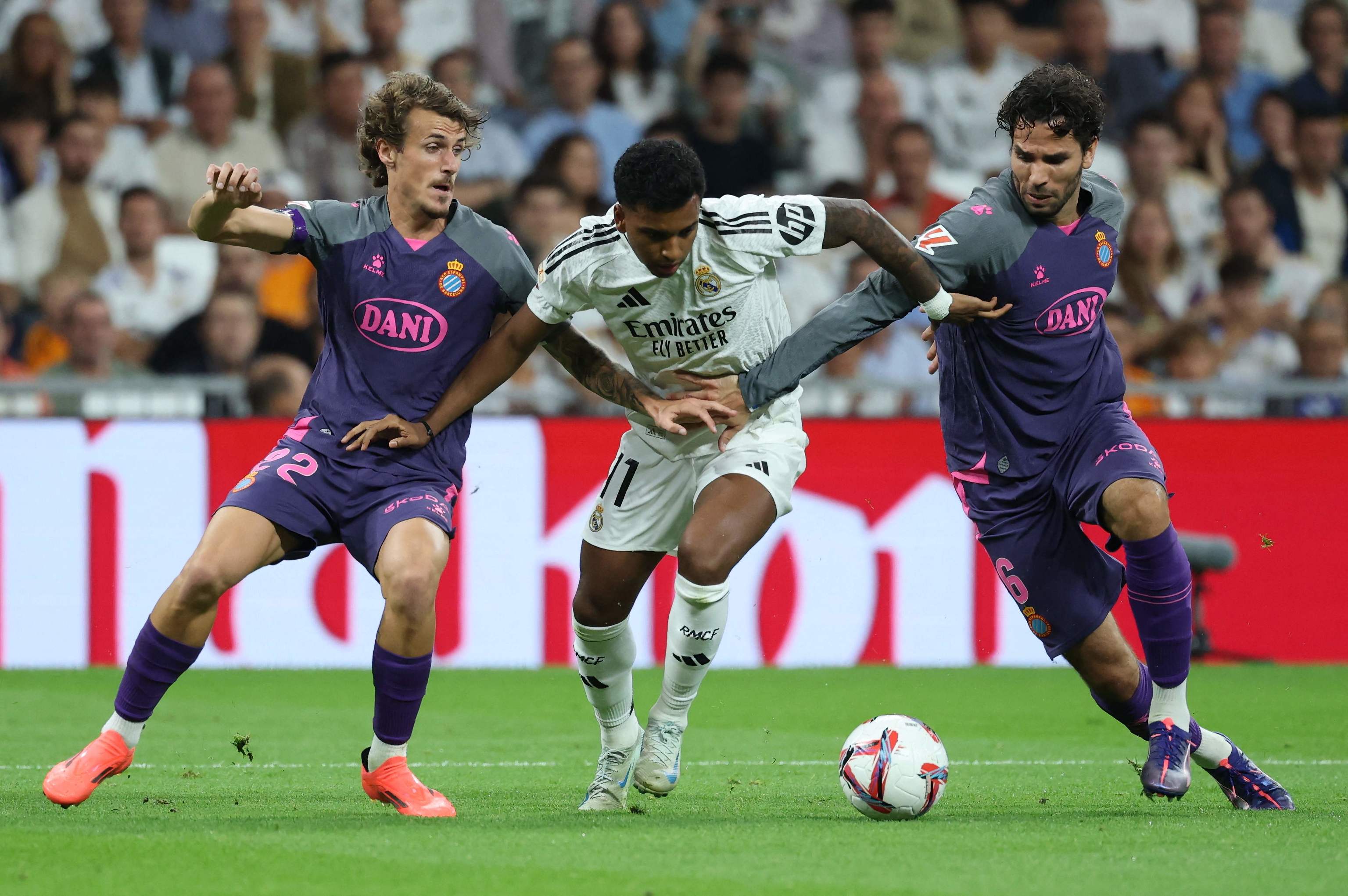 Rodrygo intenta progresar ante Romero y Cabrera.