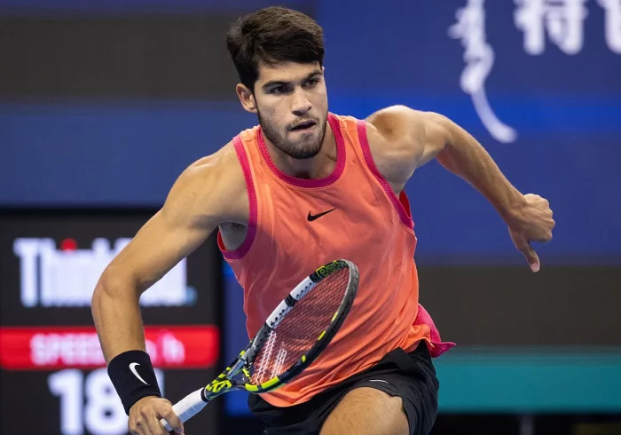 Carlos Alcaraz vence a Medvedev y espera rival en la final de Pekín