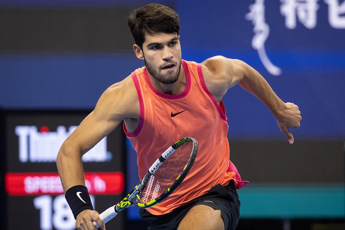 Carlos Alcaraz vence a Medvedev y espera rival en la final de Pekín