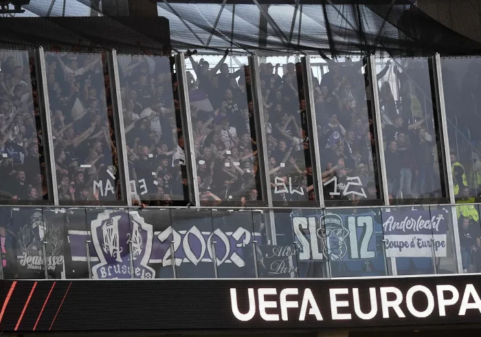 Cinco ultras del Anderlecht, detenidos tras arrojar sillas y objetos a los aficionados de la Real Sociedad