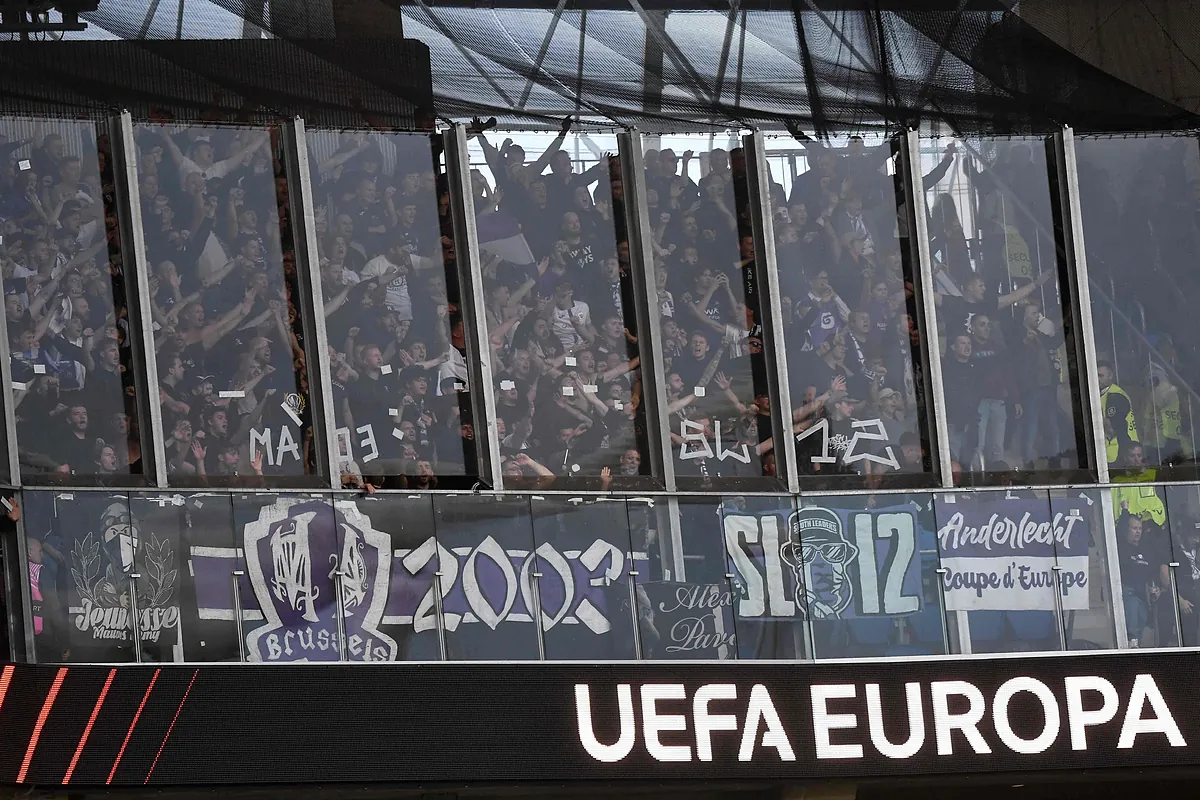 Cinco ultras del Anderlecht, detenidos tras arrojar sillas y objetos a los aficionados de la Real Sociedad