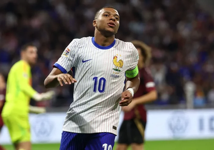 Deschamps defiende a Mbappé tras su salida nocturna el día del partido entre Israel y Francia: "Los días de descanso los jugadores hacen lo que quieren"