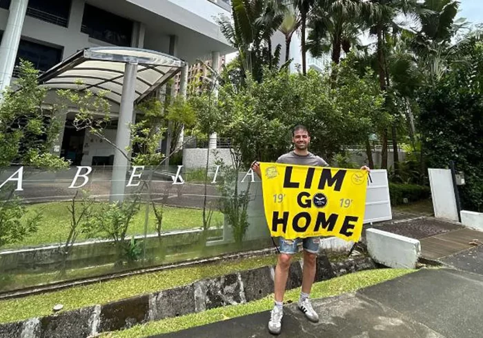 El Valencia y LaLiga se mantienen en contacto con la embajada en Singapur para tratar de ayudar a los aficionados recién casados detenidos por protestar en la casa de Peter Lim