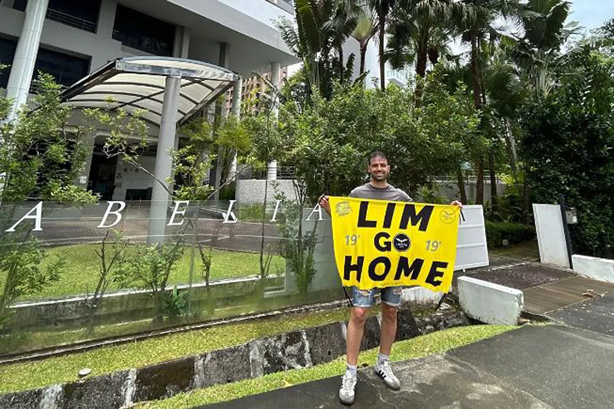 El Valencia y LaLiga se mantienen en contacto con la embajada en Singapur para tratar de ayudar a los aficionados recién casados detenidos por protestar en la casa de Peter Lim