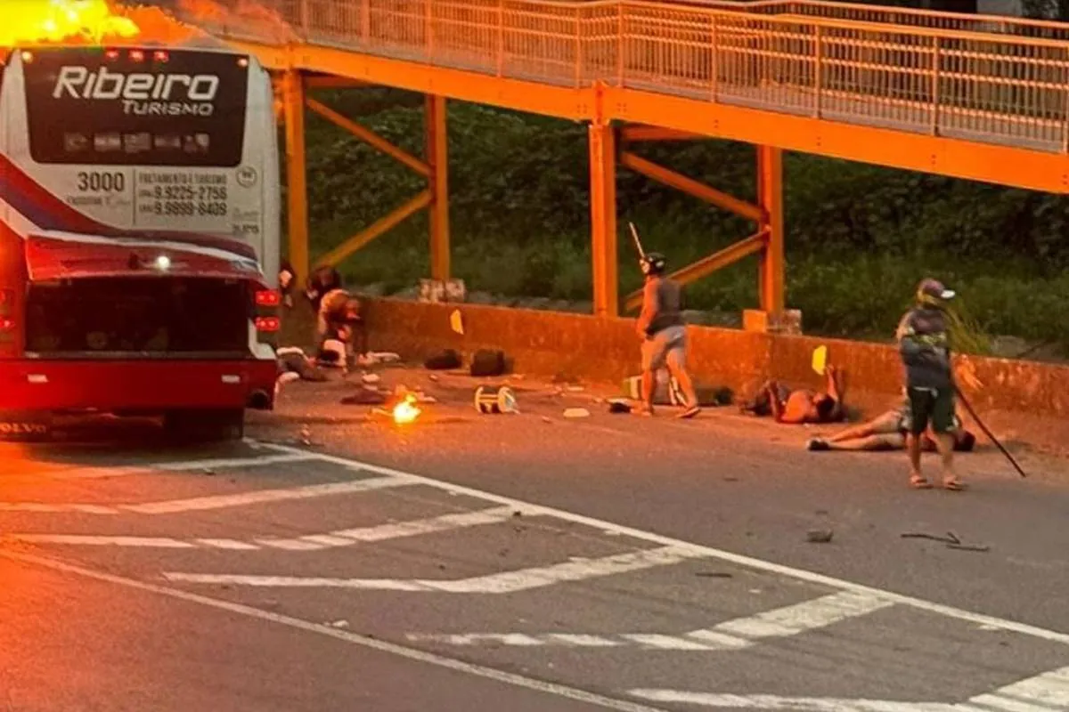 Muere calcinado un hincha del Cruzeiro y trece son heridos en una emboscada de ultras del Palmeiras en Brasil