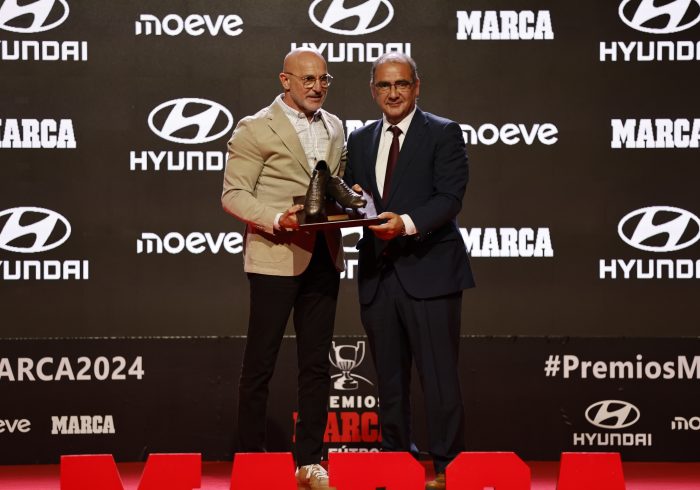 Artem Dovbyk recibe el Premio Pichichi

y Unai Simón, el Trofeo Zamora