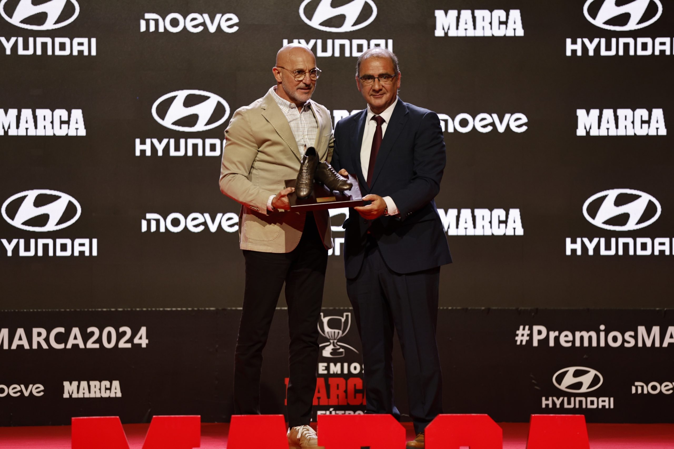 Artem Dovbyk recibe el Premio Pichichi

y Unai Simón, el Trofeo Zamora