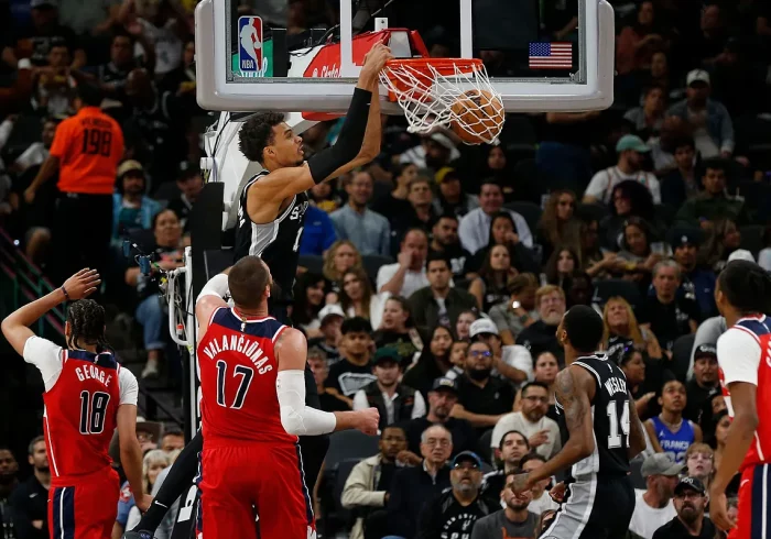 Bacanal anotadora de Antetokounmpo y Wembanyama en una noche en la que el eterno LeBron sigue asombrando a la NBA