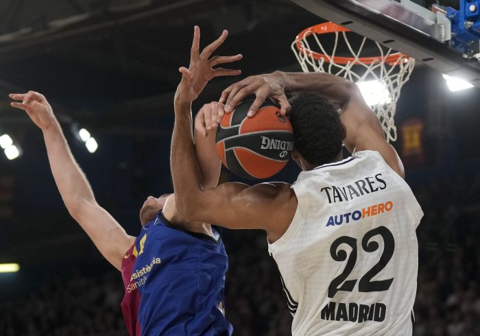 Campazzo y Tavares reinan en la agonía del Palau y el Real Madrid se impone al Barça tras dos prórrogas