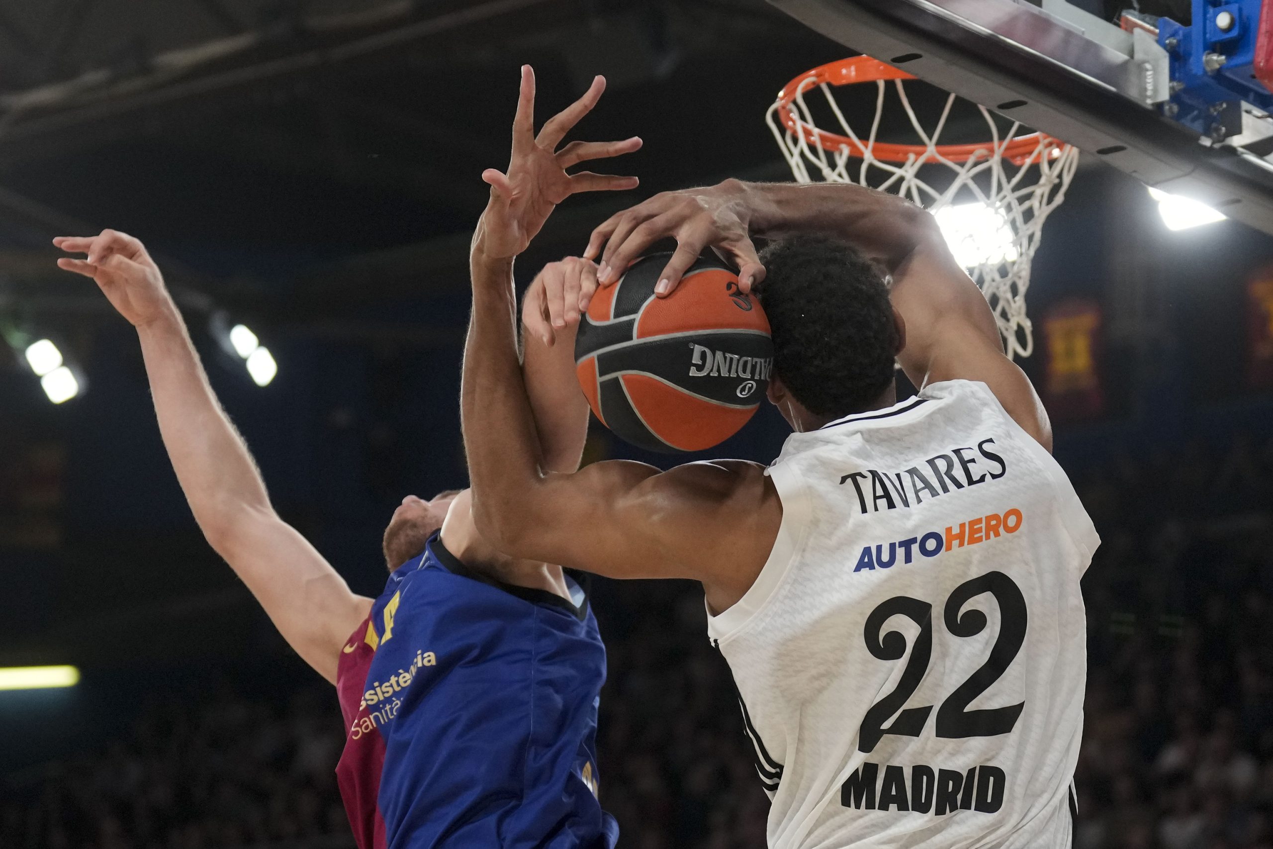 Campazzo y Tavares reinan en la agonía del Palau y el Real Madrid se impone al Barça tras dos prórrogas