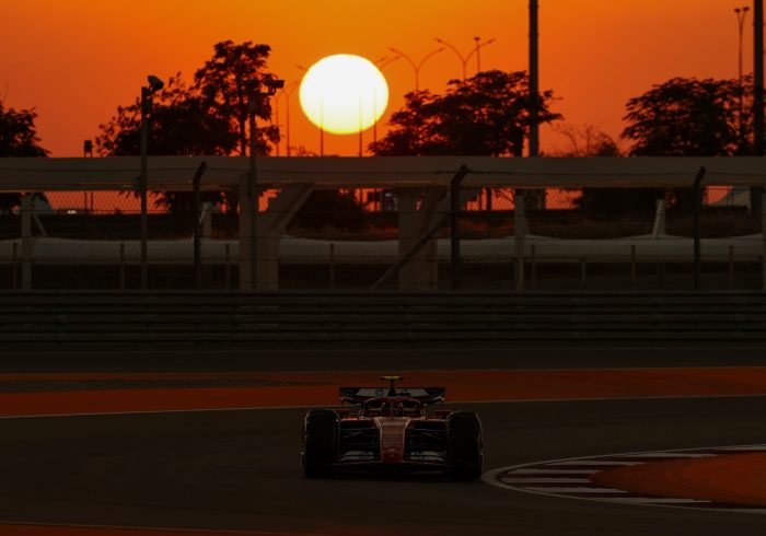 Carlos Sainz, ante su último desafío con Ferrari: el apoyo del 'Team 55', una muestra de lealtad y un extintor en la recámara