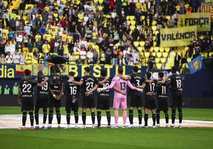 El Villarreal, uniformado de negro en honor a los damnificados por la riada, vence 3-0