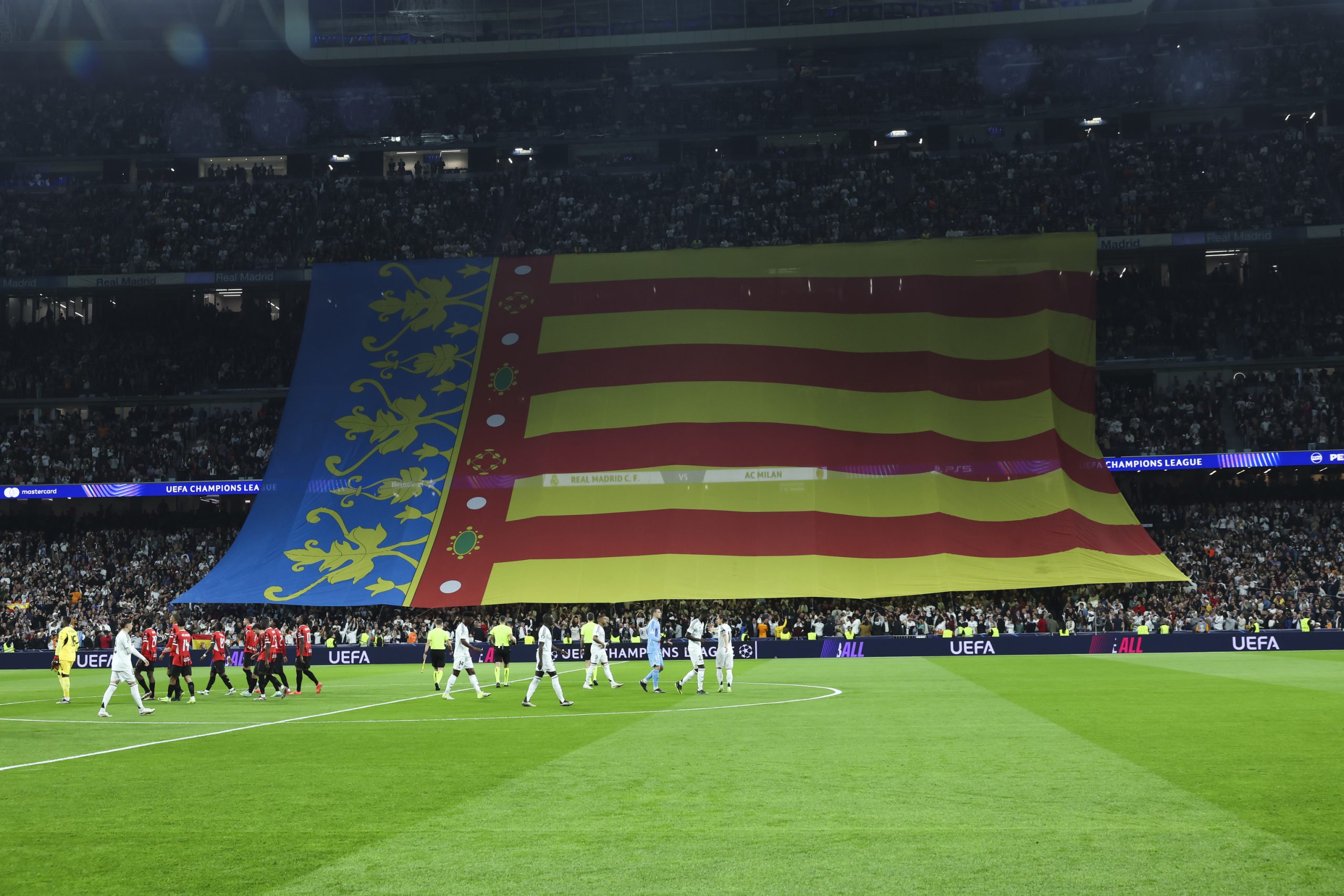 Emotivo homenaje del Bernabéu a las víctimas de la DANA y crisis del Madrid: "No puedo decir que mis jugadores son vagos, pero el trabajo colectivo no es eficaz"