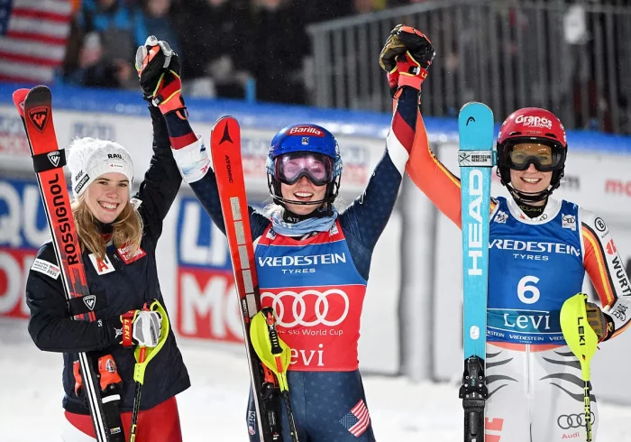 La esquiadora Mikaela Shiffrin se queda a dos victorias de las 100 tras su primer puesto en Levi