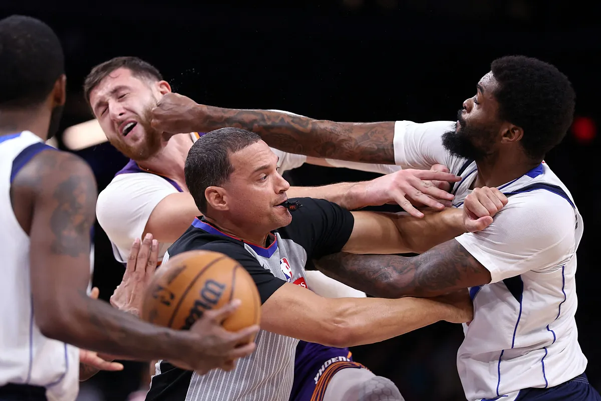 La NBA suspende a tres de los jugadores implicados en la tangana en el partido entre los Suns y los Mavericks