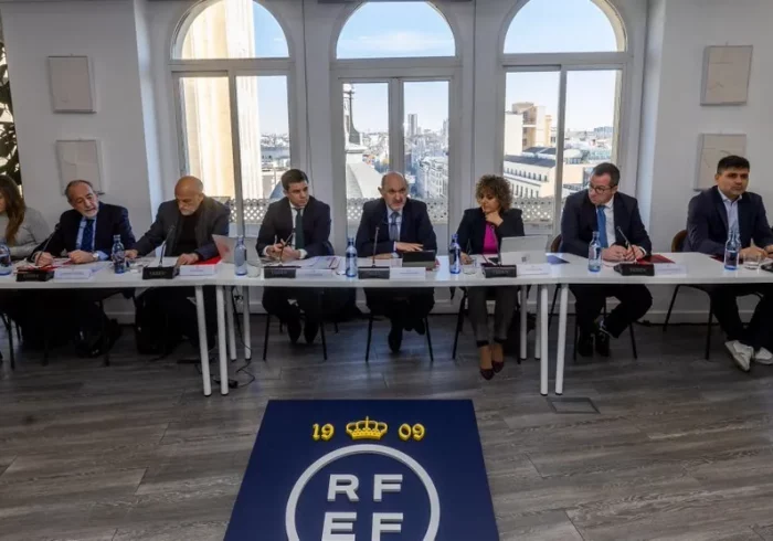 Louzán levanta la bandera de la paz en el fútbol español: Javier Tebas, vicepresidente de la RFEF, Aganzo, 50% mujeres...