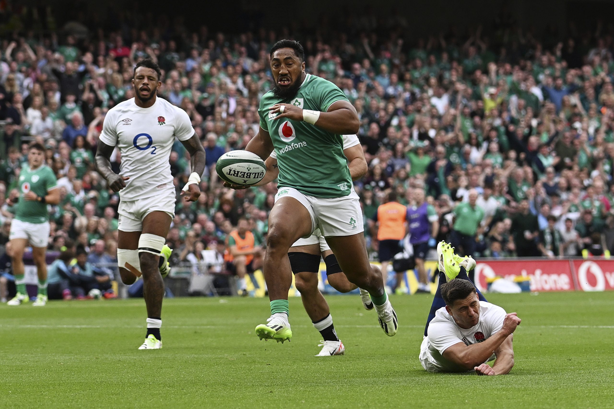 Bundee Aki, la estrella del rugby que trabajaba en un banco y "sólo se dedicaba a abrir cervezas"