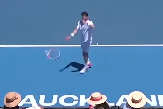 Cameron Norrie golpea accidentalmente a una espectadora al lanzar su raqueta en un torneo en Nueva Zelanda