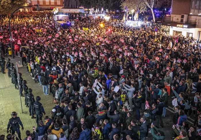 Cargas policiales contra los aficionados del Valencia que protestaban contra Lim antes del partido ante el Real Madrid