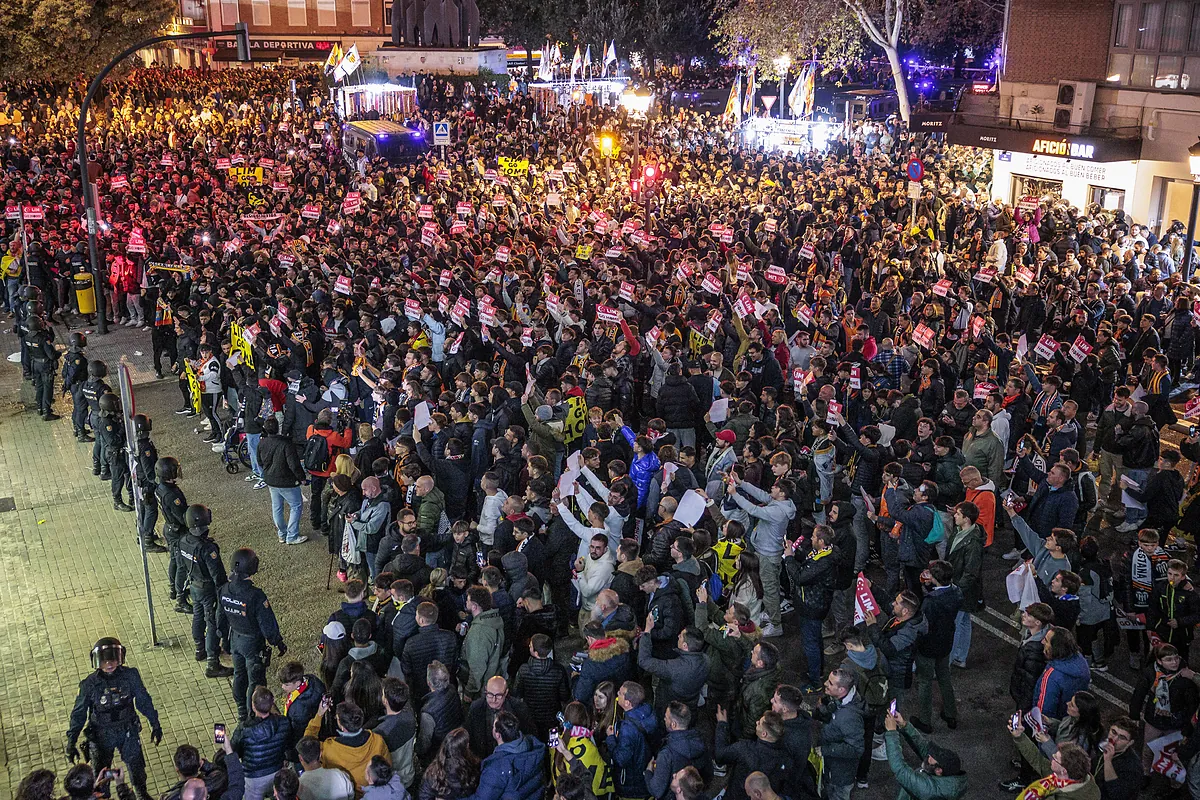 Cargas policiales contra los aficionados del Valencia que protestaban contra Lim antes del partido ante el Real Madrid