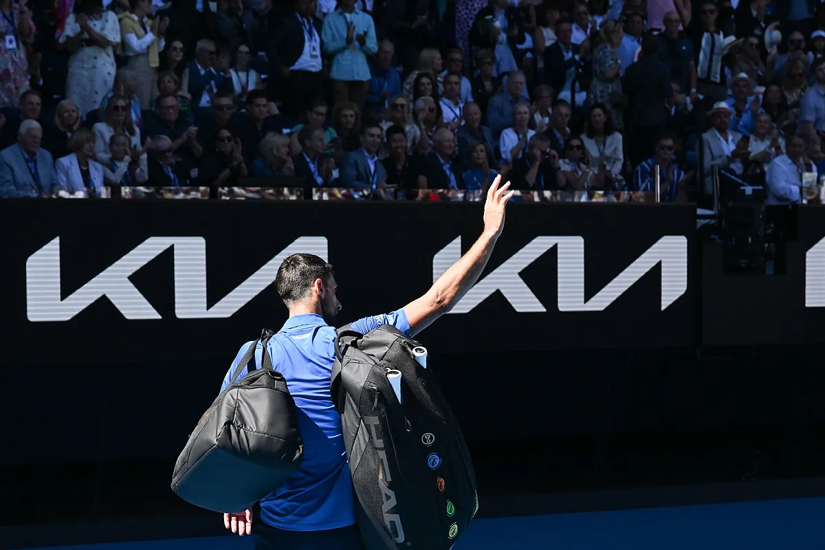 Djokovic se retira tras jugar un set en semifinales y es abucheado por el público de Melbourne: "No le silbéis, por favor"