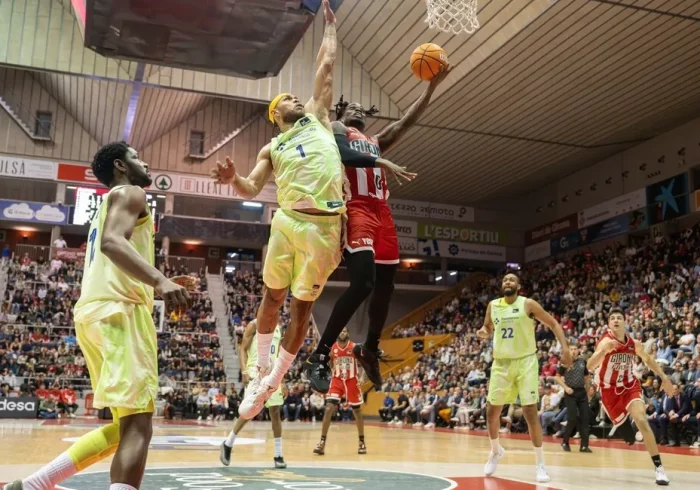 El Barça se desploma en tres minutos en Girona, ve más lejos la Copa y deja en situación crítica a Peñarroya